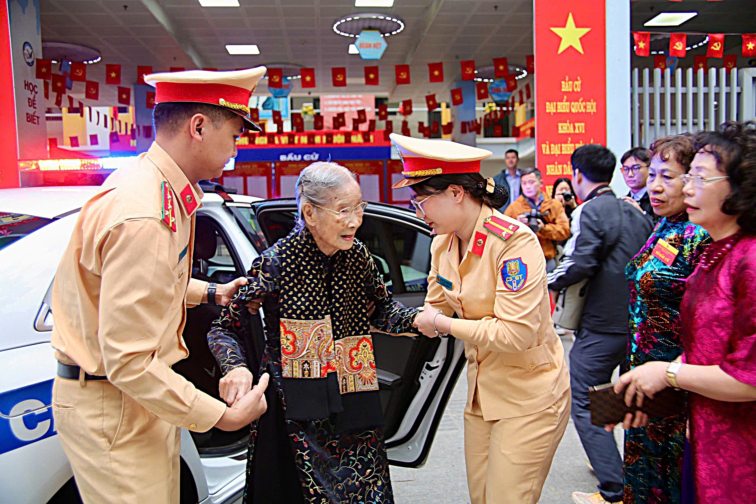Hà Nội bảo đảm giao thông thông suốt, an toàn, an ninh trật tự tại hơn 4.000 khu vực bỏ phiếu- Ảnh 3.