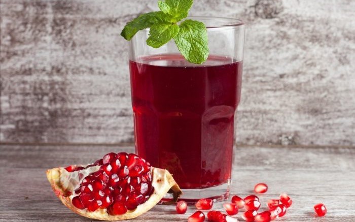 Nên uống bao nhiêu nước ép lựu mỗi ngày để có trái tim khỏe mạnh?