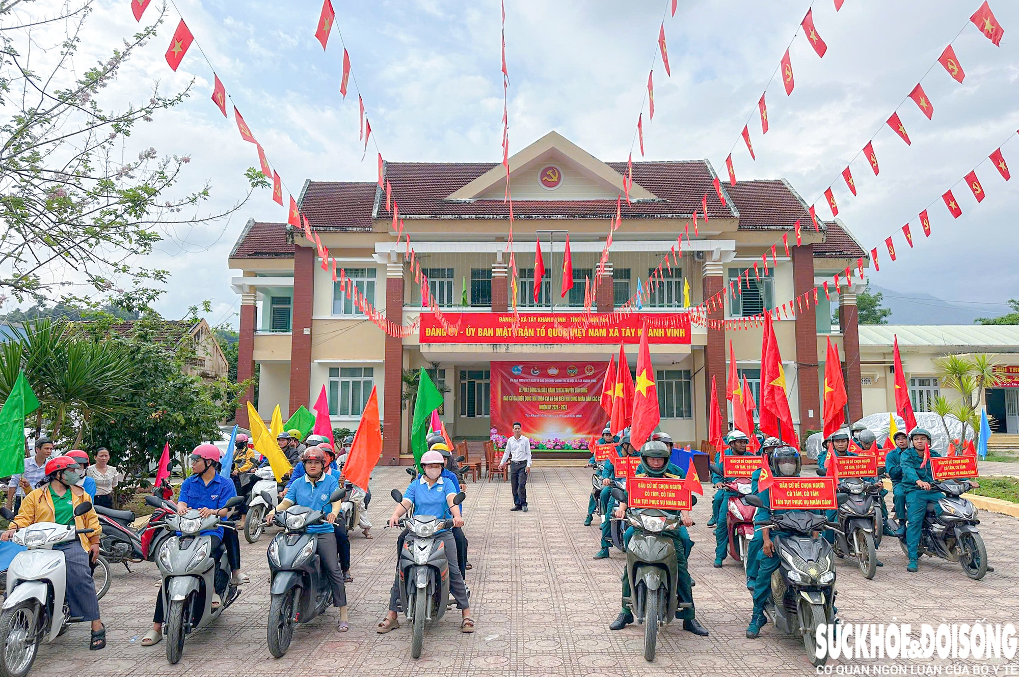 Khắp nẻo đường ở Khánh Hòa rộn ràng trước ngày bầu cử- Ảnh 3.