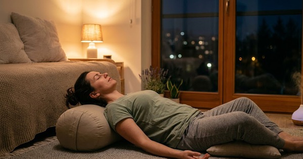 Chỉ 10 phút yoga mỗi tối giúp ngủ ngon và giảm căng thẳng