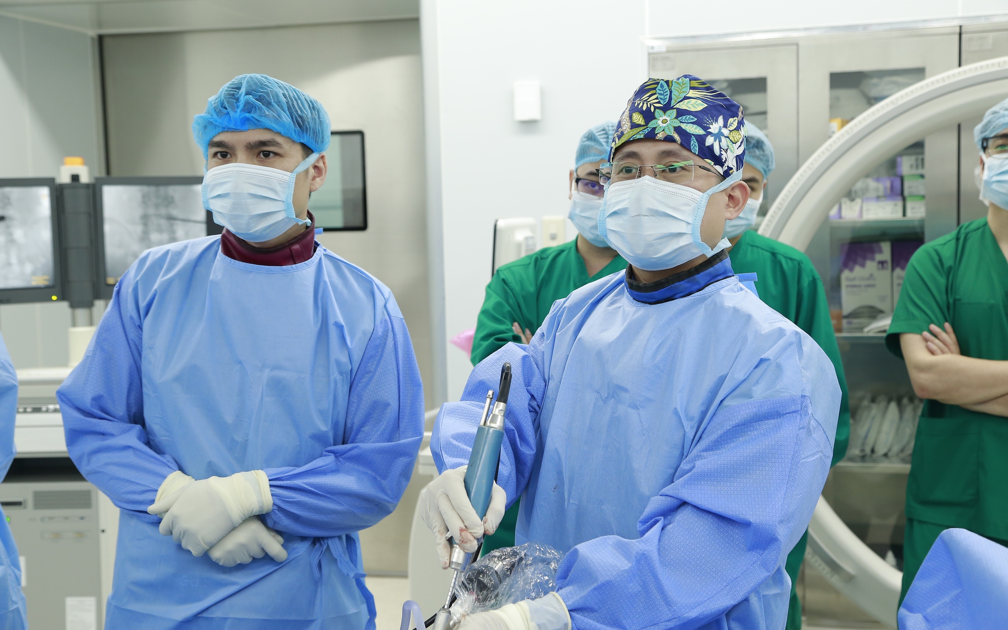 Ngồi lâu dễ mắc thoát vị đĩa đệm - Ảnh 2.