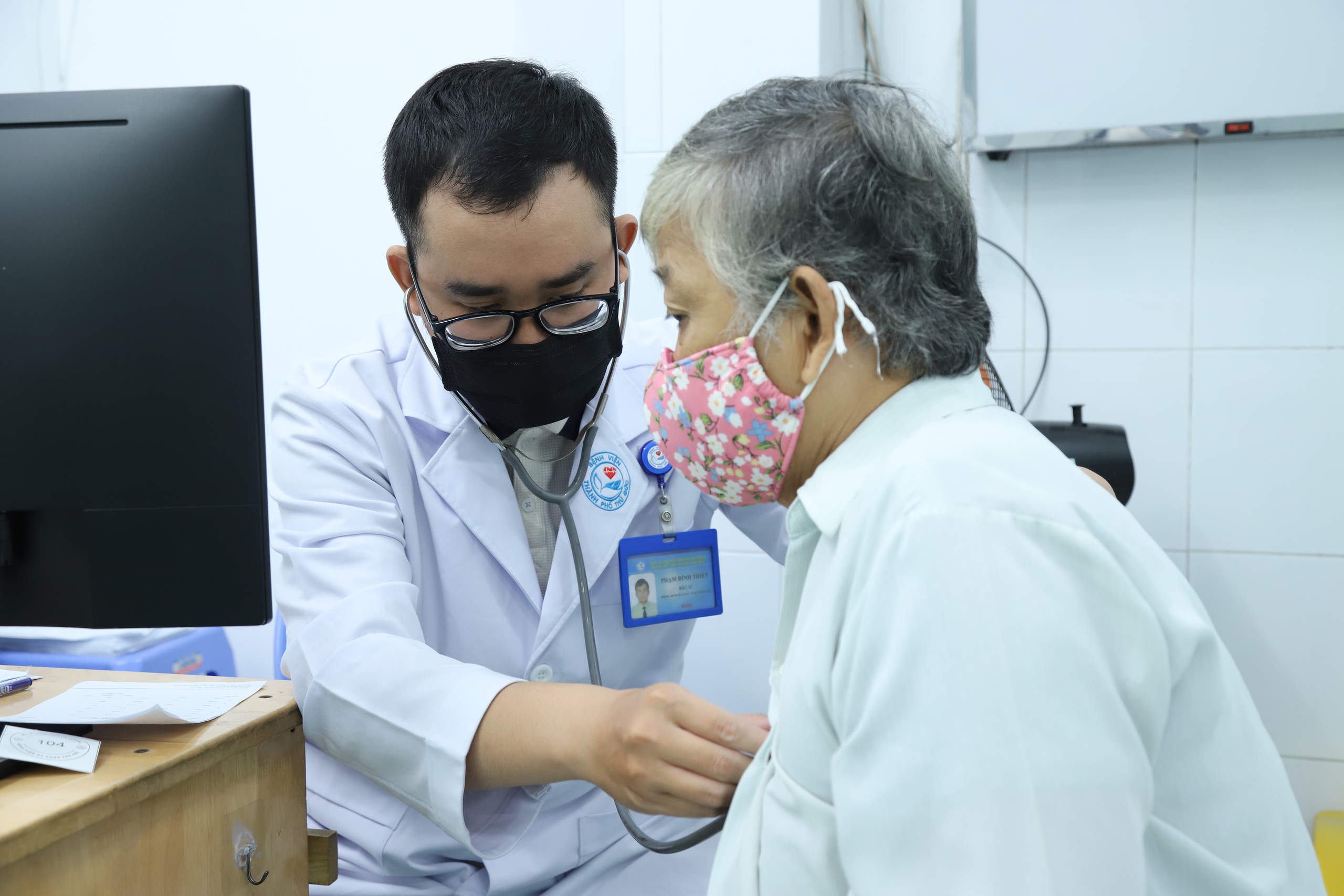 Những người âm thầm đặc biệt trong hành trình chăm sóc người cao tuổi- Ảnh 2.