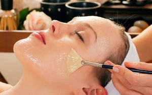 3 cách tự làm mặt nạ từ chanh giúp làn da sáng mịn tức thì- Ảnh 2. Bí quyết 'trẻ hóa tức thì' với mặt nạ lòng trắng trứng và nước cốt chanh
