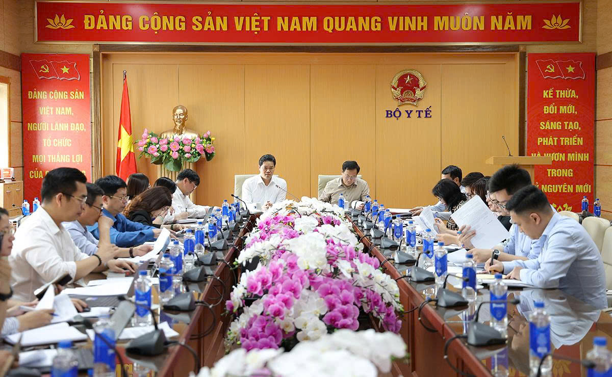 Thúc đẩy hoàn thiện thể chế về phụ cấp đặc thù, hỗ trợ hàng tháng để tăng cường chính sách đãi ngộ nhân lực y tế- Ảnh 1.