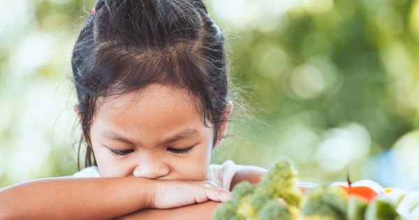 Trẻ biếng ăn: Đừng biến bữa cơm thành cuộc chiến tâm lý