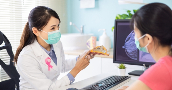 Mẹ mắc ung thư vú, con gái có bị không?