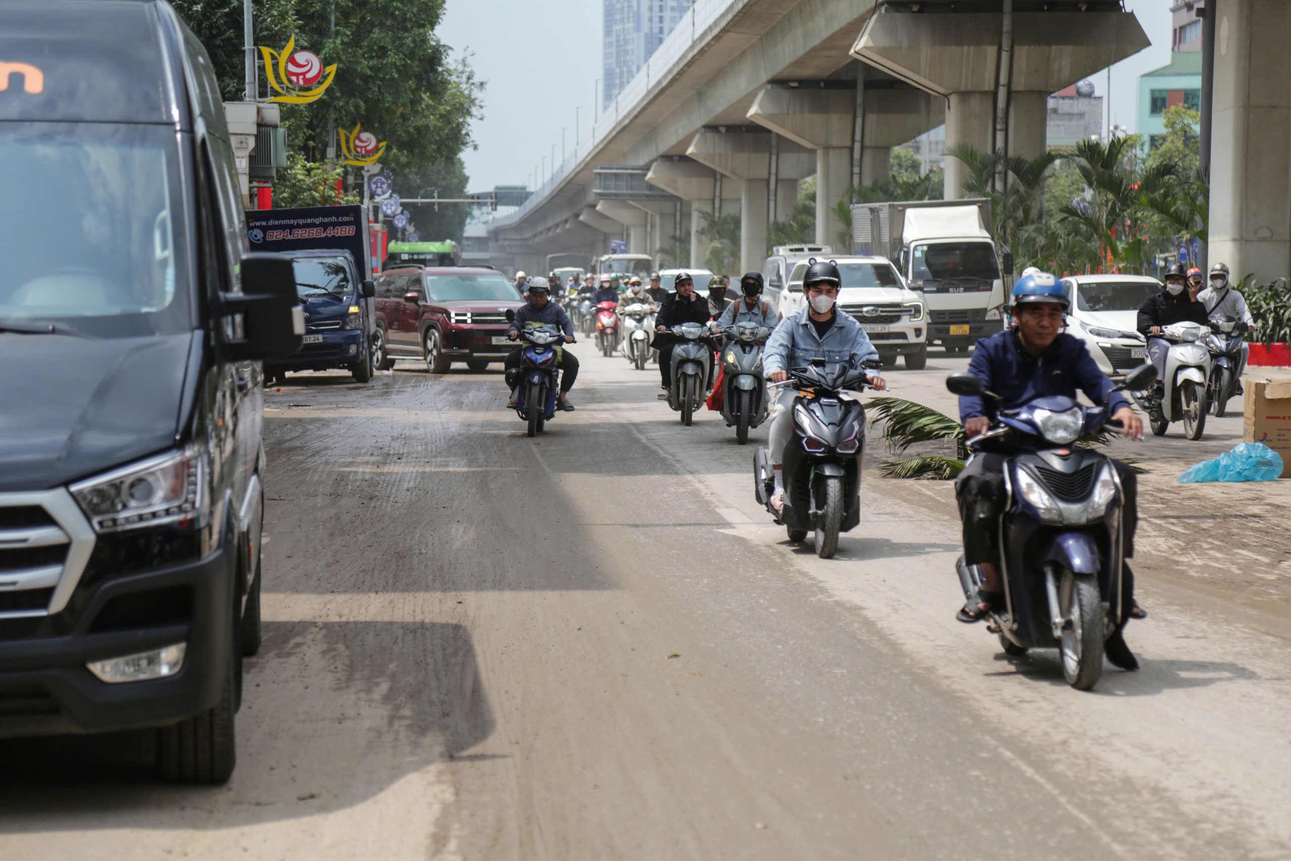 Hà Nội: Xe tải làm rơi đất trên đường, CSGT truy tận công trường xử lý- Ảnh 3.