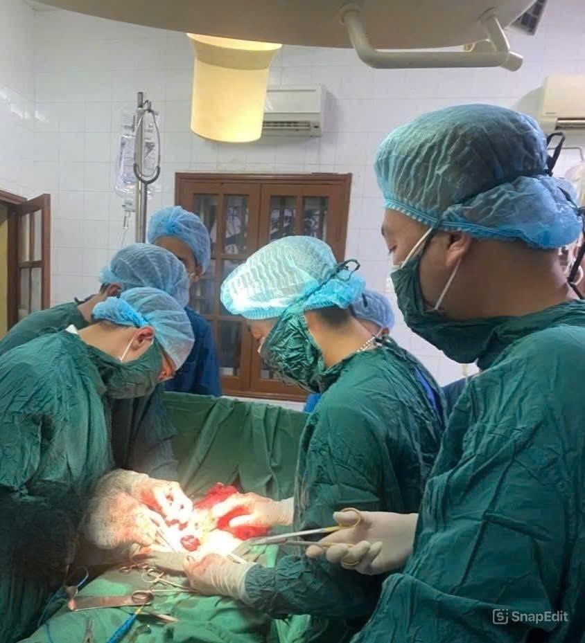 Cấp cứu kịp thời ca chửa ngoài tử cung vỡ - Ảnh 1. Cấp cứu kịp thời ca chửa ngoài tử cung vỡ - Ảnh 1.
