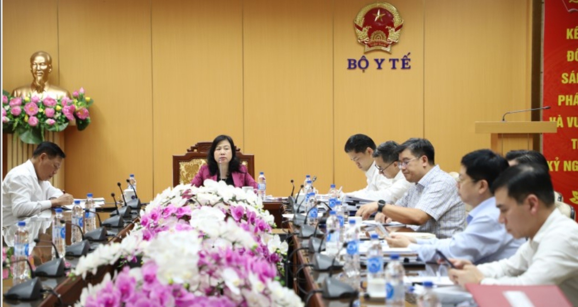 Bộ trưởng Đào Hồng Lan: Hoàn thiện đồng bộ hệ thống pháp luật tạo hành lang pháp lý cho hoạt động y tế- Ảnh 1. Ủy viên Trung ương Đảng, Bộ trưởng Bộ Y tế Đào Hồng Lan chủ trì cuộc họp rà soát về nội dung, tiến độ xây dựng các dự án Luật trong chương trình Kế hoạch xây dựng văn bản quy phạm pháp luật về y tế năm 2026.