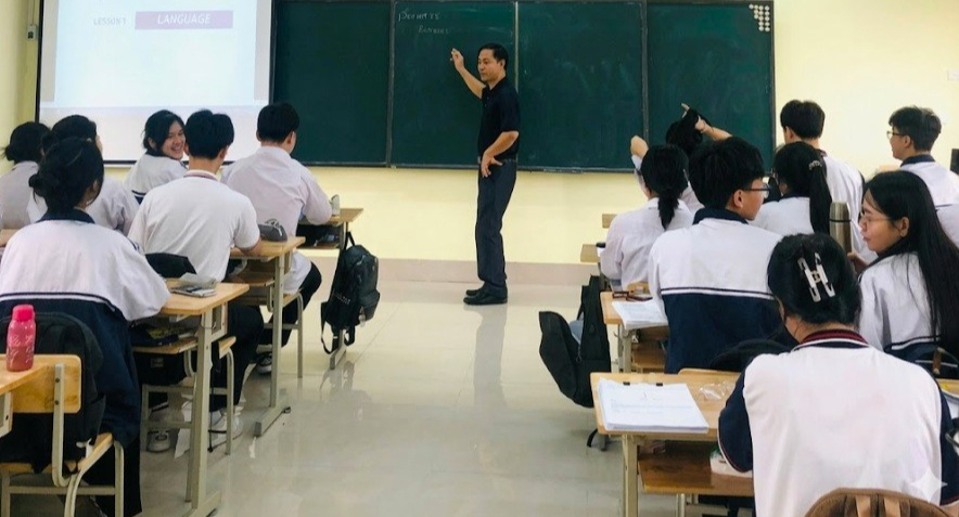 Giáo viên tại nhiều trường học ở Hà Nội vẫn 'mòn mỏi' chờ thu nhập tăng thêm- Ảnh 1.