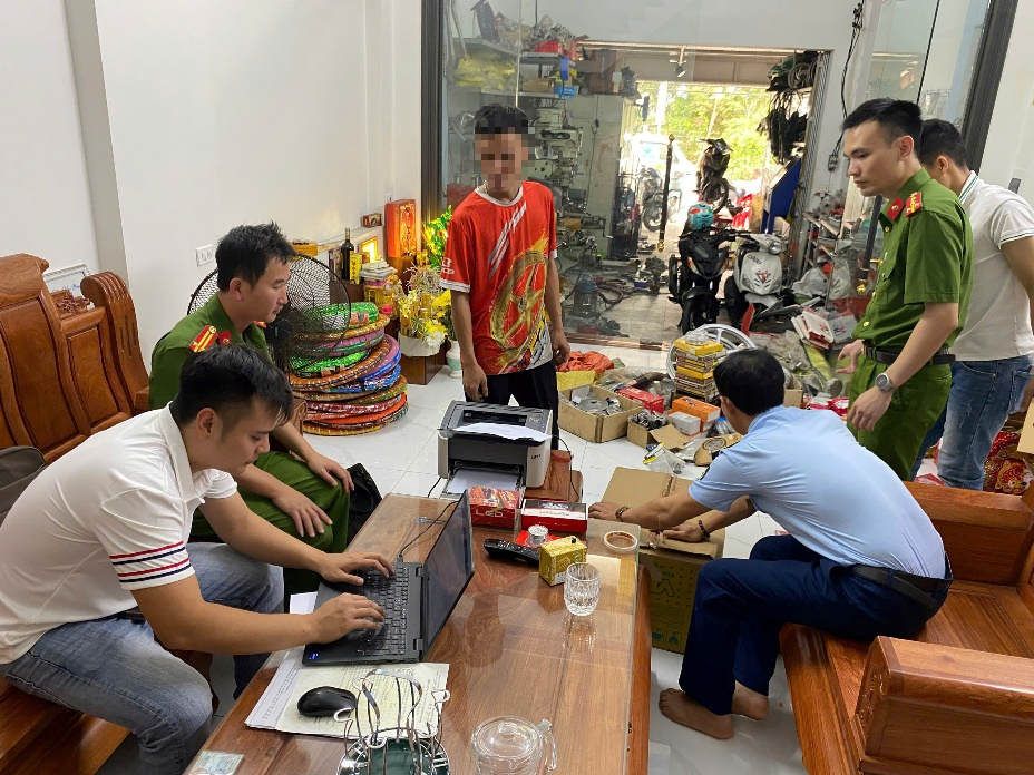 Chủ cửa hàng sửa chữa xe máy làm Tiktok hướng dẫn 'độ chế' phương tiện- Ảnh 1. Chủ cửa hàng sửa chữa xe máy làm Tiktok hướng dẫn 'độ chế' phương tiện- Ảnh 1.