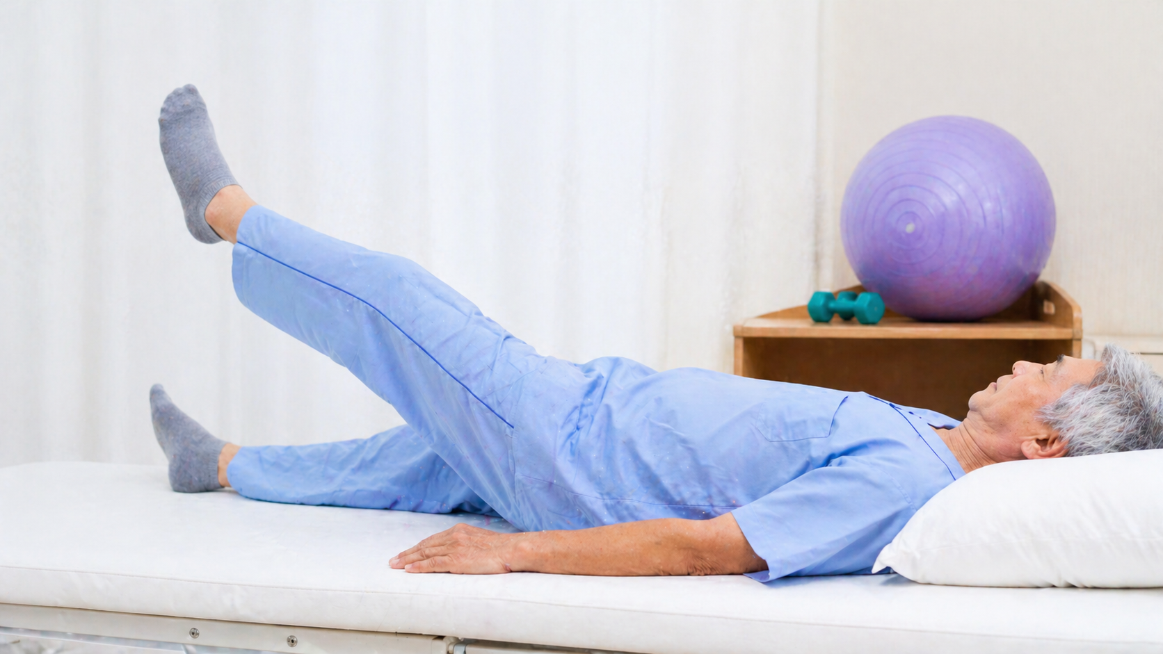 Những bài tập giúp người gãy cổ xương đùi sớm đi lại được- Ảnh 1.