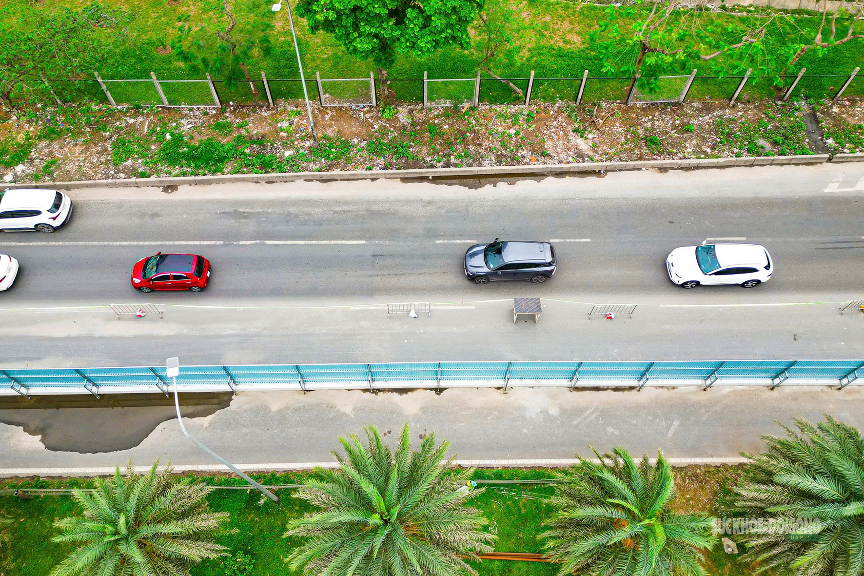 Công nhân gấp rút dựng rào chắn làm Metro số 5 trên Đại lộ Thăng Long- Ảnh 10. Công nhân gấp rút dựng rào chắn làm Metro số 5 trên Đại lộ Thăng Long- Ảnh 10.