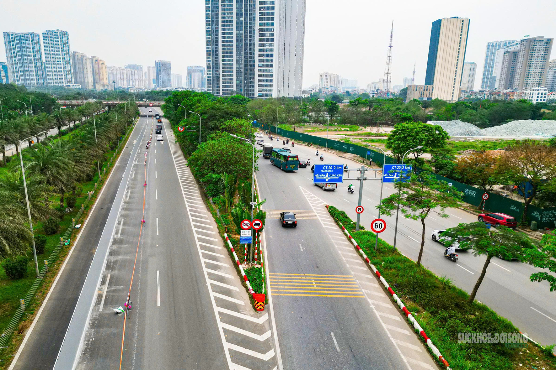 Công nhân gấp rút dựng rào chắn làm Metro số 5 trên Đại lộ Thăng Long- Ảnh 11. Công nhân gấp rút dựng rào chắn làm Metro số 5 trên Đại lộ Thăng Long- Ảnh 11.