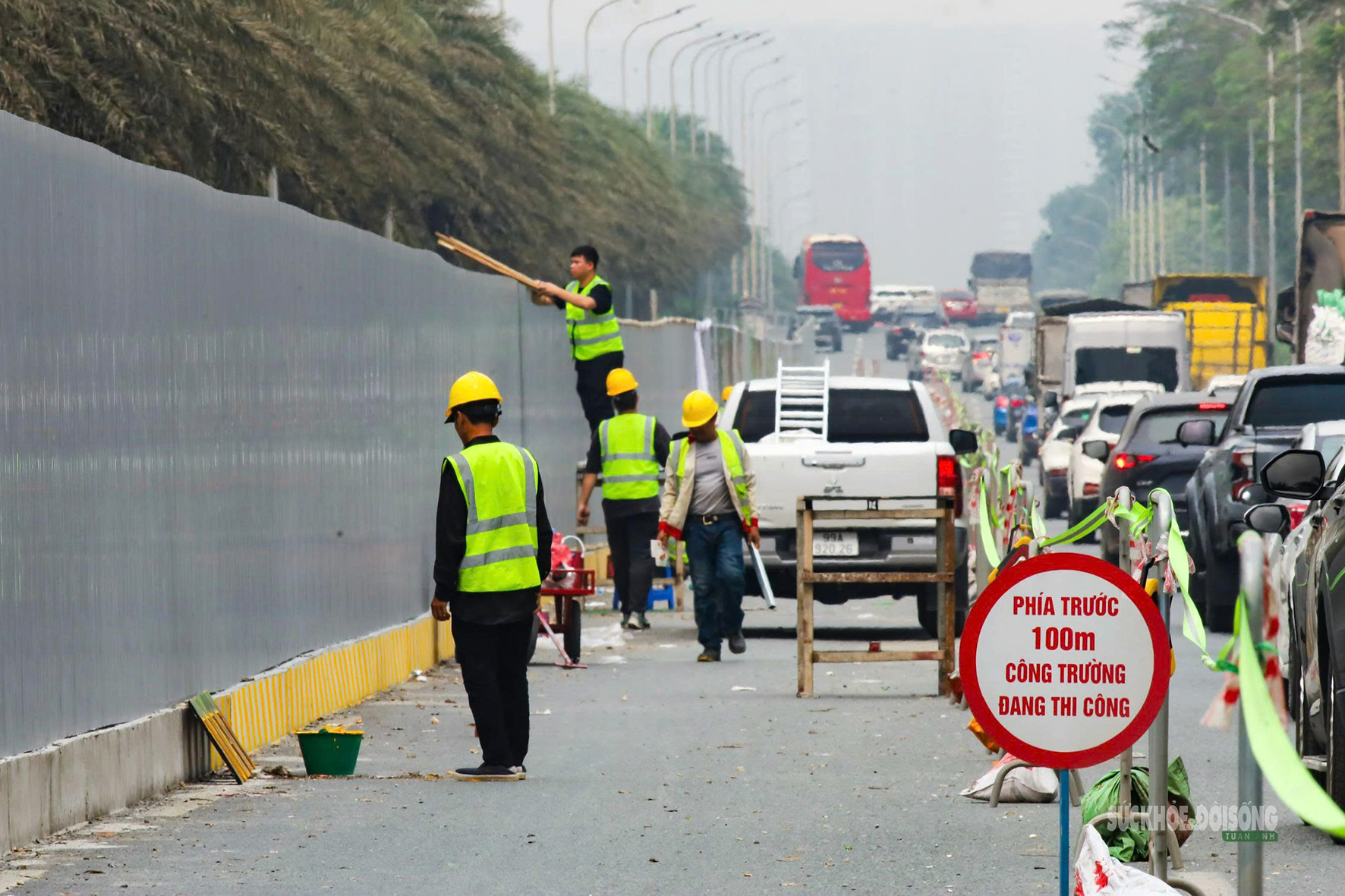 Công nhân gấp rút dựng rào chắn làm Metro số 5 trên Đại lộ Thăng Long- Ảnh 3. Công nhân gấp rút dựng rào chắn làm Metro số 5 trên Đại lộ Thăng Long- Ảnh 3.
