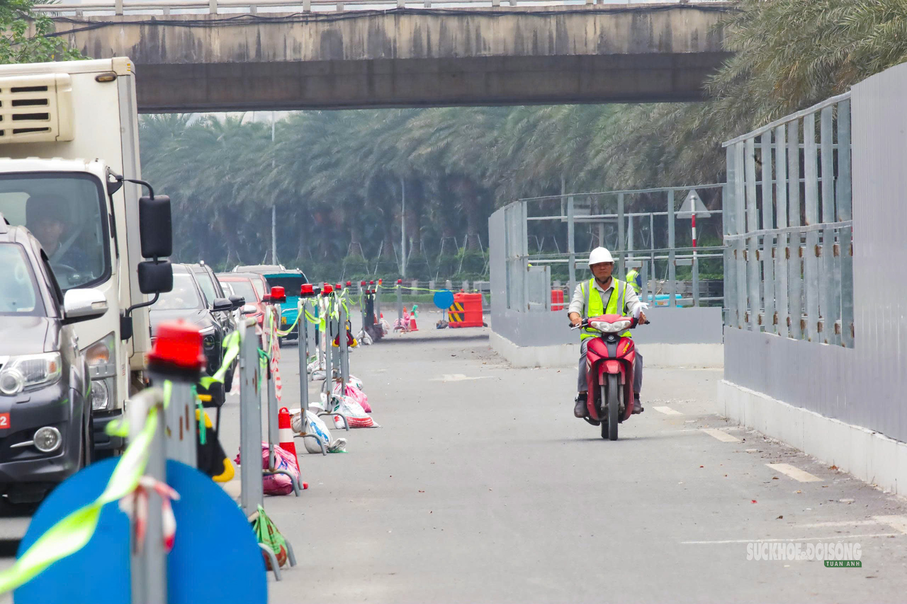 Công nhân gấp rút dựng rào chắn làm Metro số 5 trên Đại lộ Thăng Long- Ảnh 7. Công nhân gấp rút dựng rào chắn làm Metro số 5 trên Đại lộ Thăng Long- Ảnh 7.