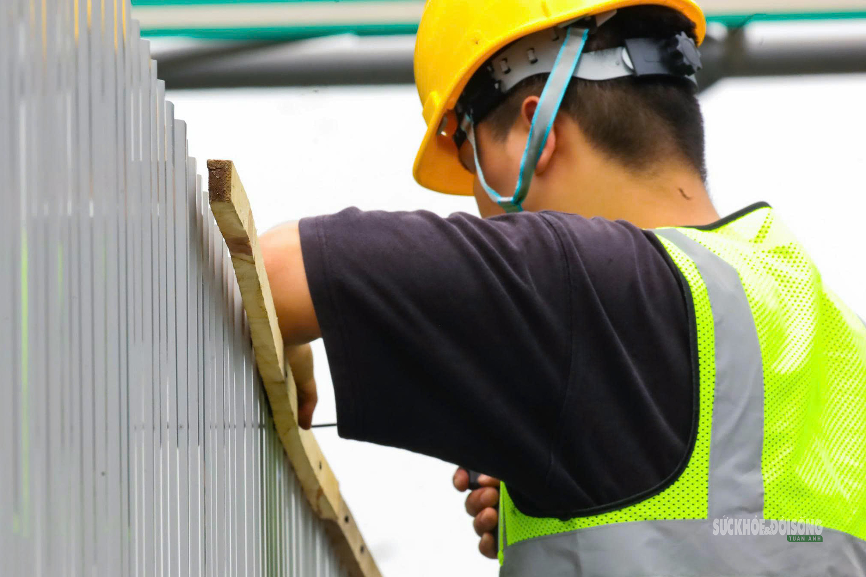 Công nhân gấp rút dựng rào chắn làm Metro số 5 trên Đại lộ Thăng Long- Ảnh 5. Công nhân gấp rút dựng rào chắn làm Metro số 5 trên Đại lộ Thăng Long- Ảnh 5.