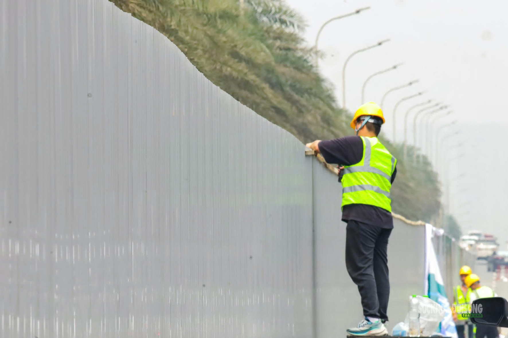 Công nhân gấp rút dựng rào chắn làm Metro số 5 trên Đại lộ Thăng Long- Ảnh 4. Công nhân gấp rút dựng rào chắn làm Metro số 5 trên Đại lộ Thăng Long- Ảnh 4.