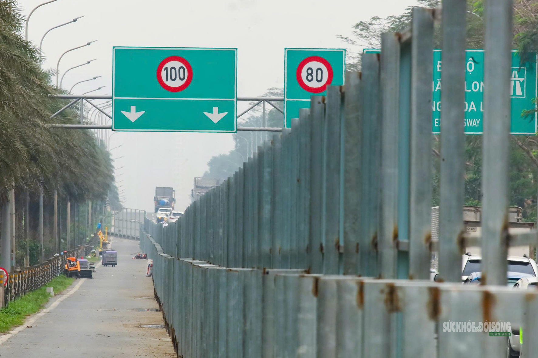 Công nhân gấp rút dựng rào chắn làm Metro số 5 trên Đại lộ Thăng Long- Ảnh 9. Công nhân gấp rút dựng rào chắn làm Metro số 5 trên Đại lộ Thăng Long- Ảnh 9.