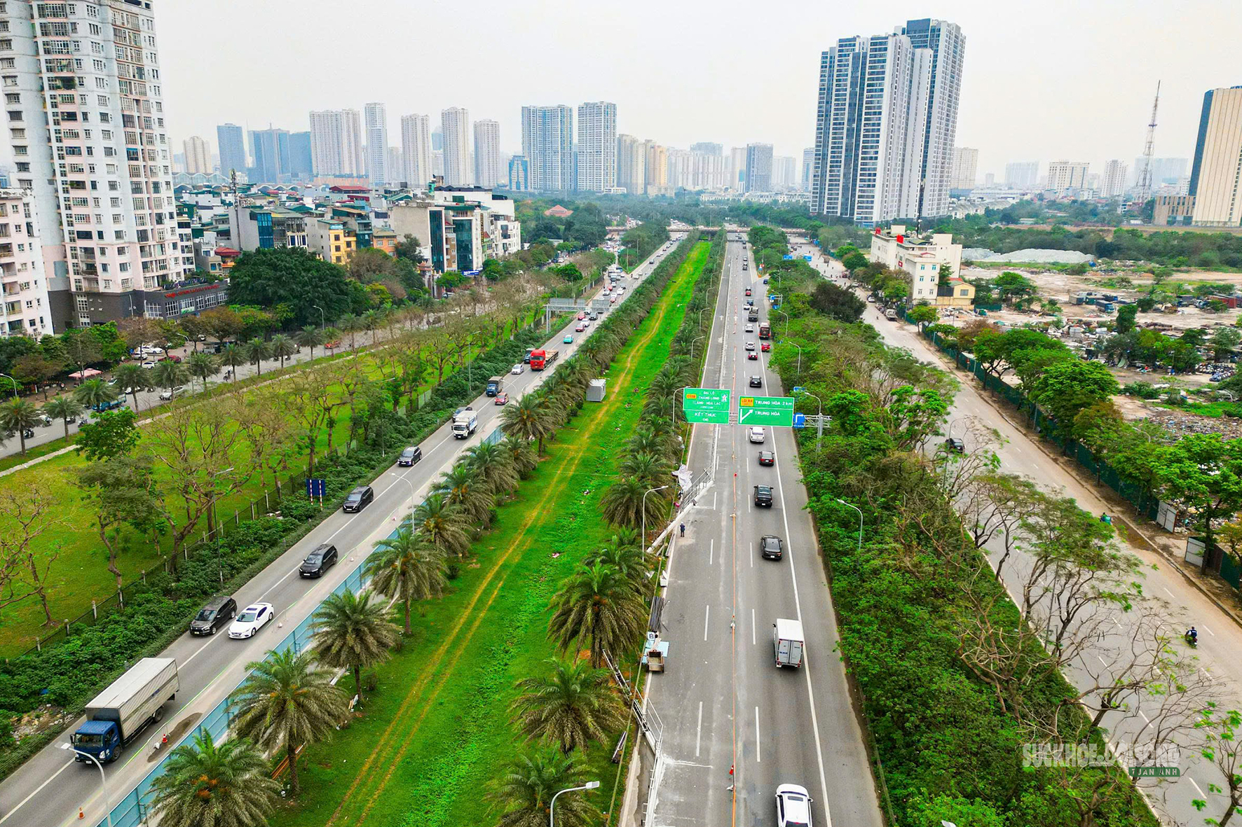 Công nhân gấp rút dựng rào chắn làm Metro số 5 trên Đại lộ Thăng Long- Ảnh 1. Công nhân gấp rút dựng rào chắn làm Metro số 5 trên Đại lộ Thăng Long- Ảnh 1.