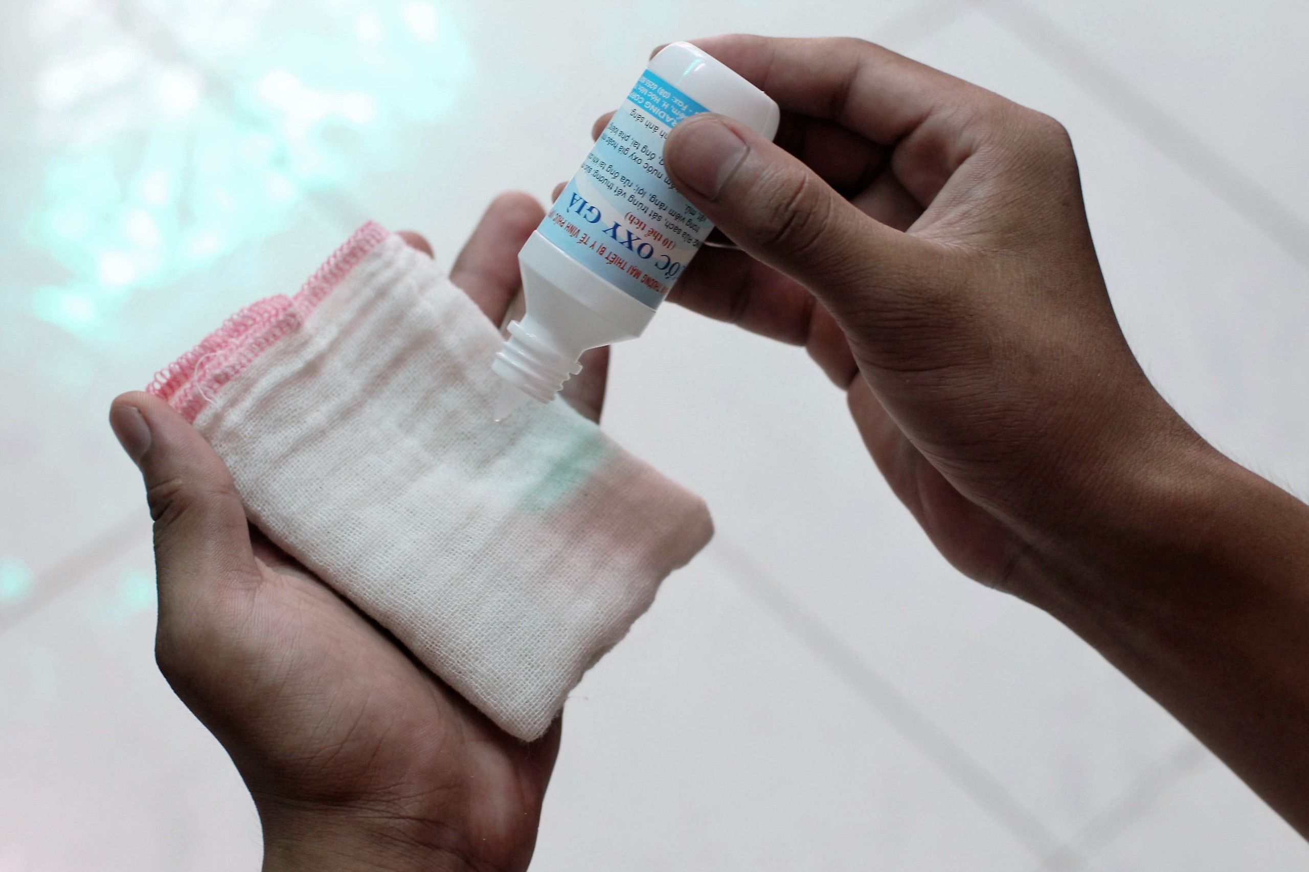 Vì sao không nên dùng oxy già để sát trùng vết thương thông thường?- Ảnh 1. Vì sao không nên dùng oxy già để sát trùng vết thương thông thường?- Ảnh 1.