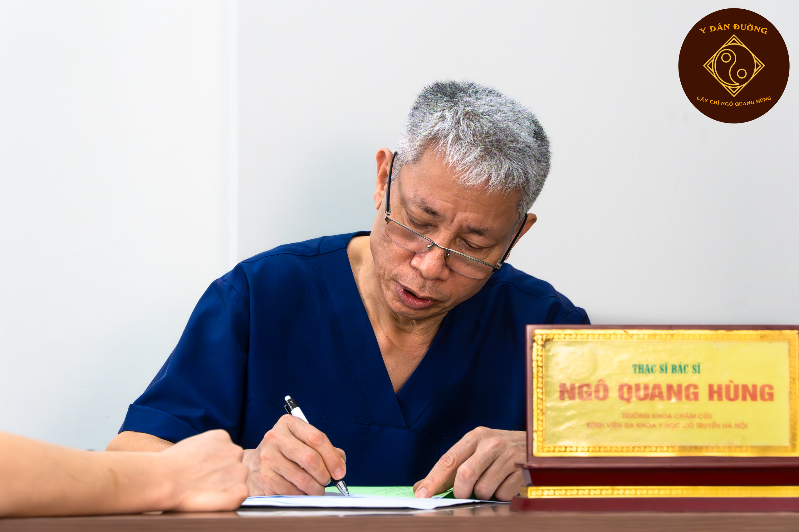 ThS.BS Ngô Quang Hùng tâm huyết với phương pháp cấy chỉ điều trị xương khớp- Ảnh 1. ThS.BS Ngô Quang Hùng tâm huyết với phương pháp cấy chỉ điều trị xương khớp- Ảnh 1.