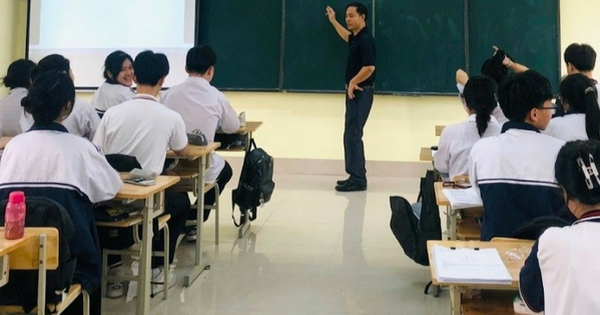 Giáo viên tại nhiều trường học ở Hà Nội vẫn ‘mòn mỏi’ chờ thu nhập tăng thêm