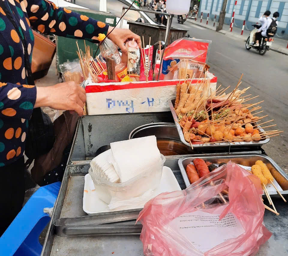 Khi bán thức ăn không đeo găng tay có thể bị phạt 4 triệu đồng- Ảnh 1. Khi bán thức ăn không đeo găng tay có thể bị phạt 4 triệu đồng- Ảnh 1.