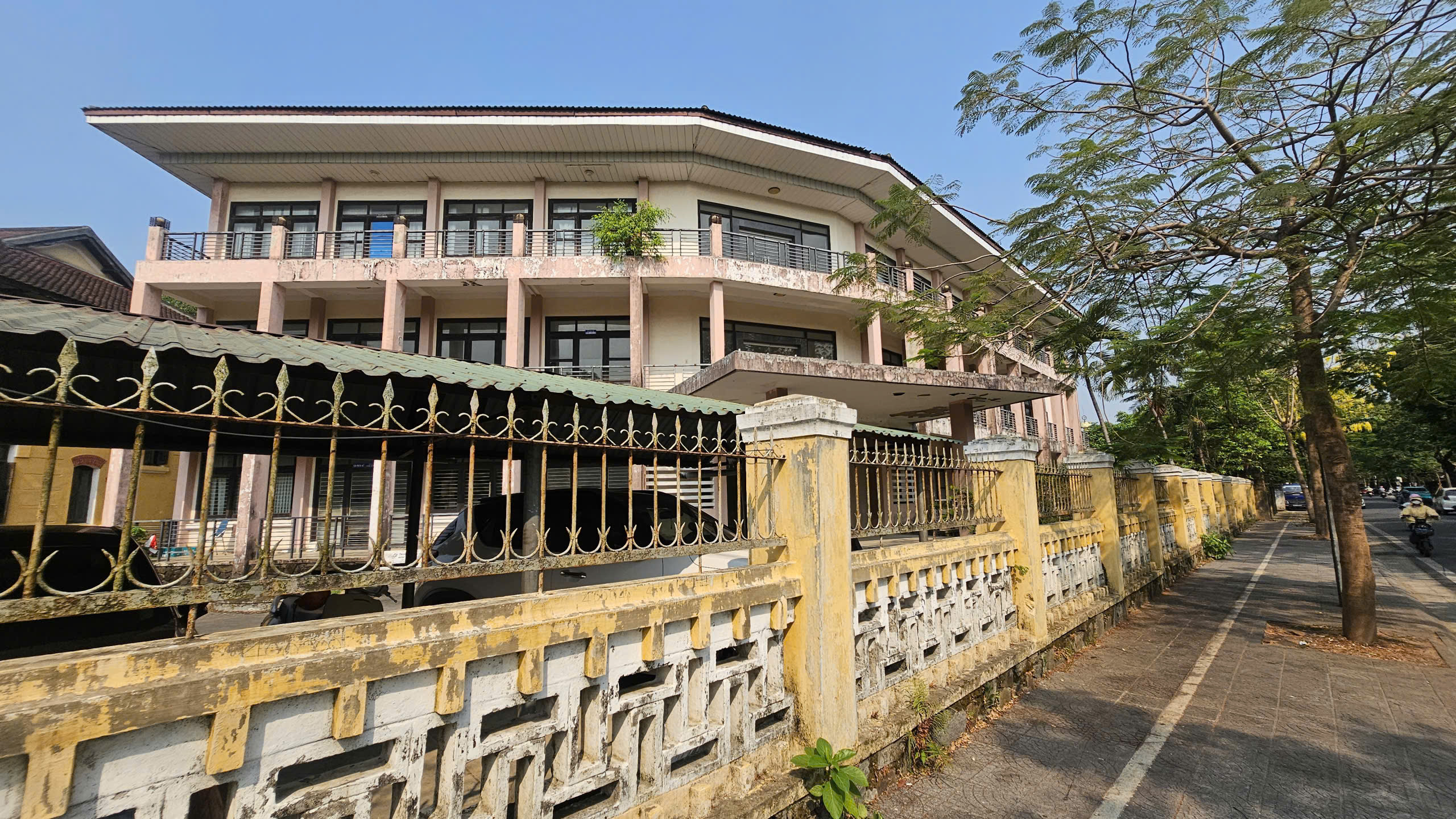 Hiện trạng khu đất 'vàng' sắp đấu giá làm tổ hợp thương mại, khách sạn cao cấp ở Huế- Ảnh 2. Hiện trạng khu đất 'vàng' sắp đấu giá làm tổ hợp thương mại, khách sạn cao cấp ở Huế- Ảnh 2.