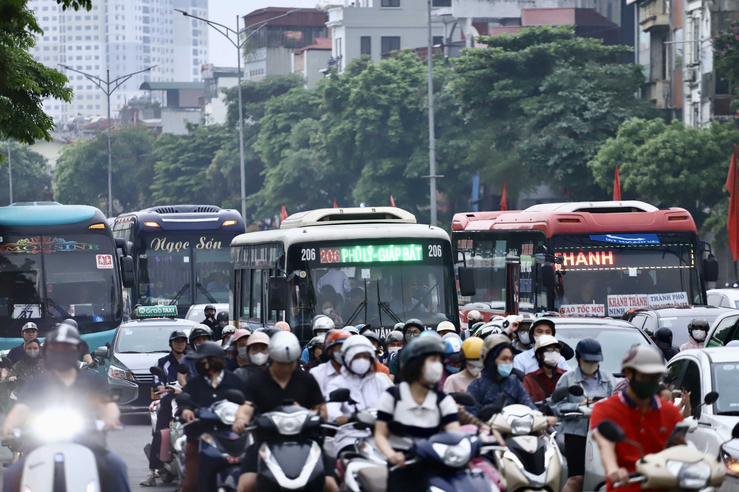 Người dân rời Thủ đô nghỉ Giỗ Tổ Hùng Vương, cửa ngõ 'tăng nhiệt', vành đai ùn dài- Ảnh 4. Người dân rời Thủ đô nghỉ Giỗ Tổ Hùng Vương, cửa ngõ 'tăng nhiệt', vành đai ùn dài- Ảnh 4.