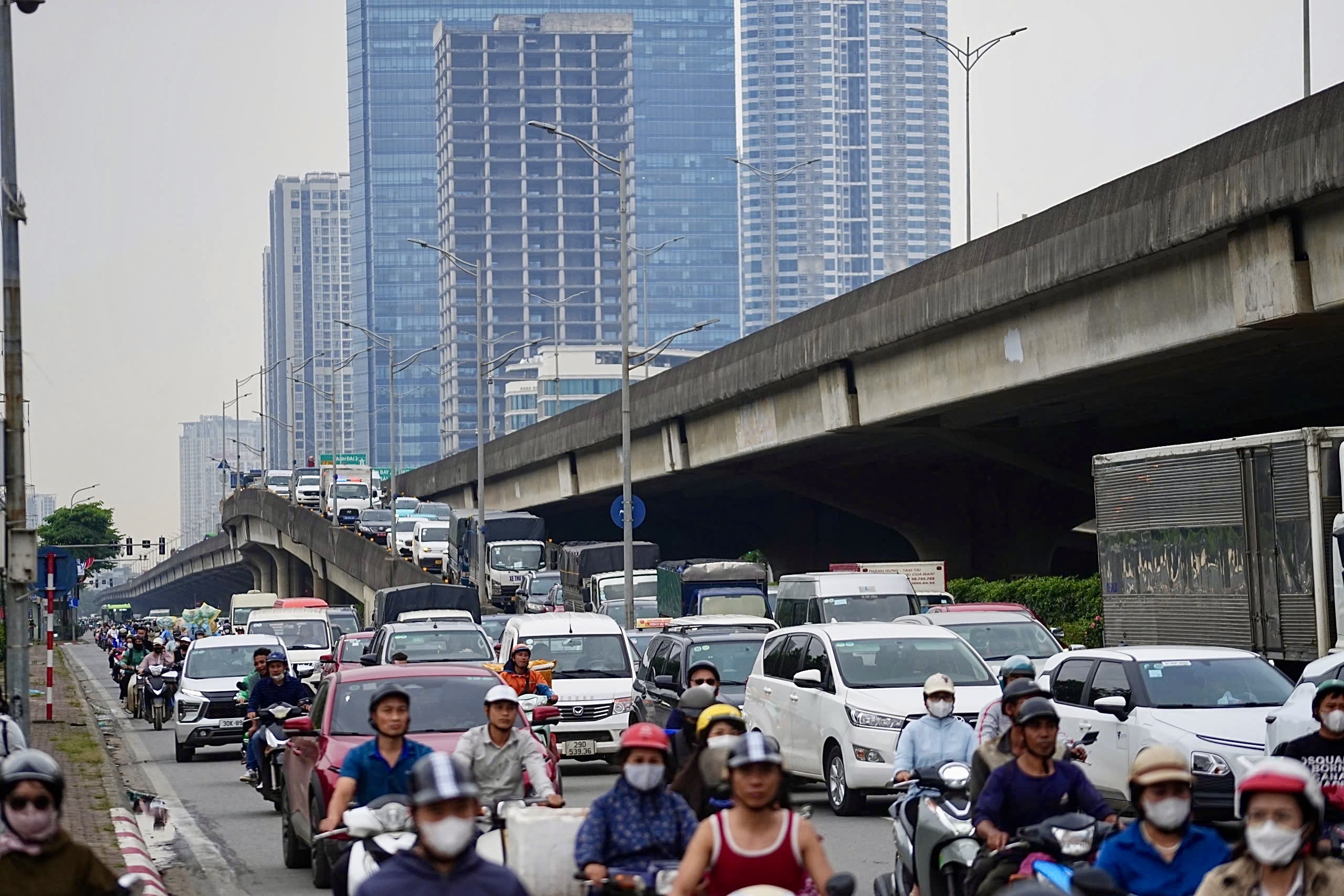 Người dân rời Thủ đô nghỉ Giỗ Tổ Hùng Vương, cửa ngõ 'tăng nhiệt', vành đai ùn dài- Ảnh 3. Người dân rời Thủ đô nghỉ Giỗ Tổ Hùng Vương, cửa ngõ 'tăng nhiệt', vành đai ùn dài- Ảnh 3.