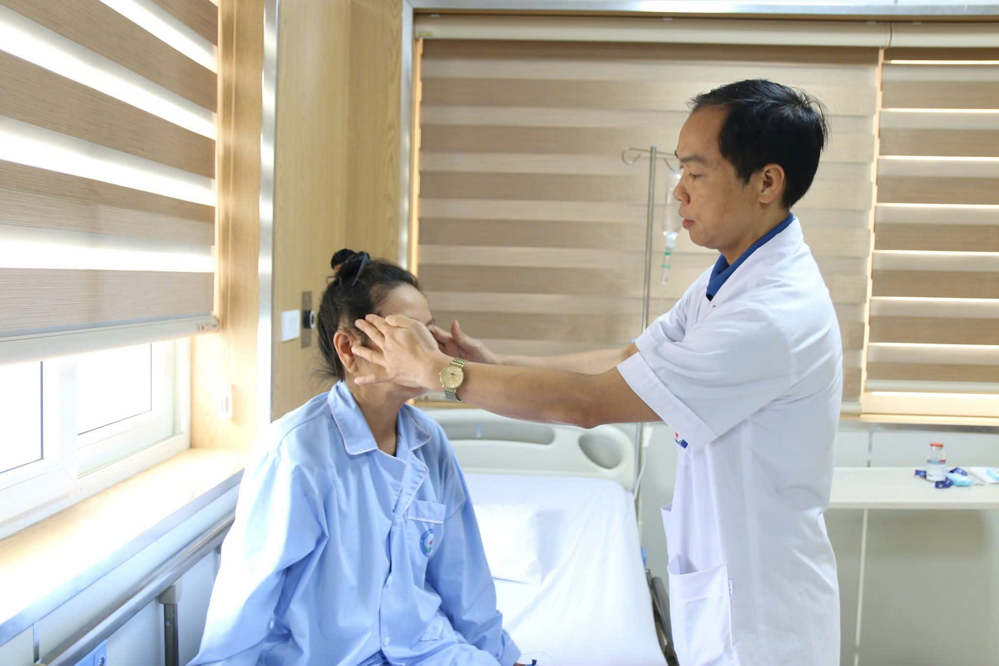 Lấy u tuyến yên qua đường mũi giúp cụ bà thoát cảnh mù lòa- Ảnh 3. Lấy u tuyến yên qua đường mũi giúp cụ bà thoát cảnh mù lòa- Ảnh 3.