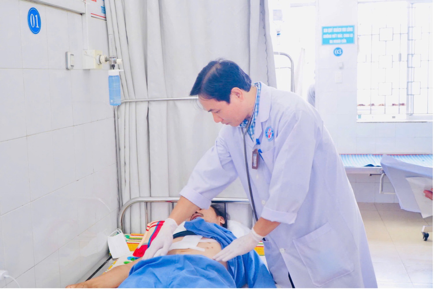 Bác sĩ 3 chuyên khoa phối hợp cứu sống bệnh nhân đa chấn thương ngực bụng, vỡ gan- Ảnh 1. Bác sĩ 3 chuyên khoa phối hợp cứu sống bệnh nhân đa chấn thương ngực bụng, vỡ gan- Ảnh 1.