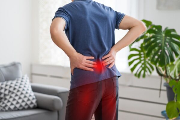 Nguyên nhân, phương pháp điều trị đau lưng lan xuống mông và chân