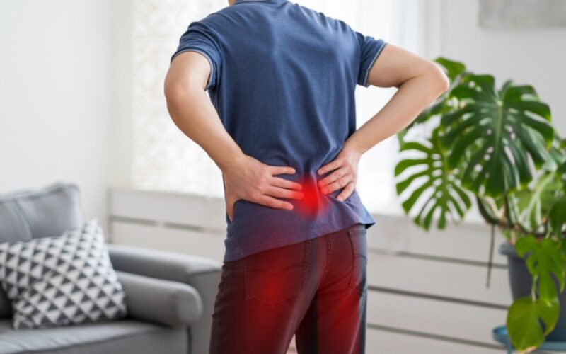 Nguyên nhân, phương pháp điều trị đau lưng lan xuống mông và chân