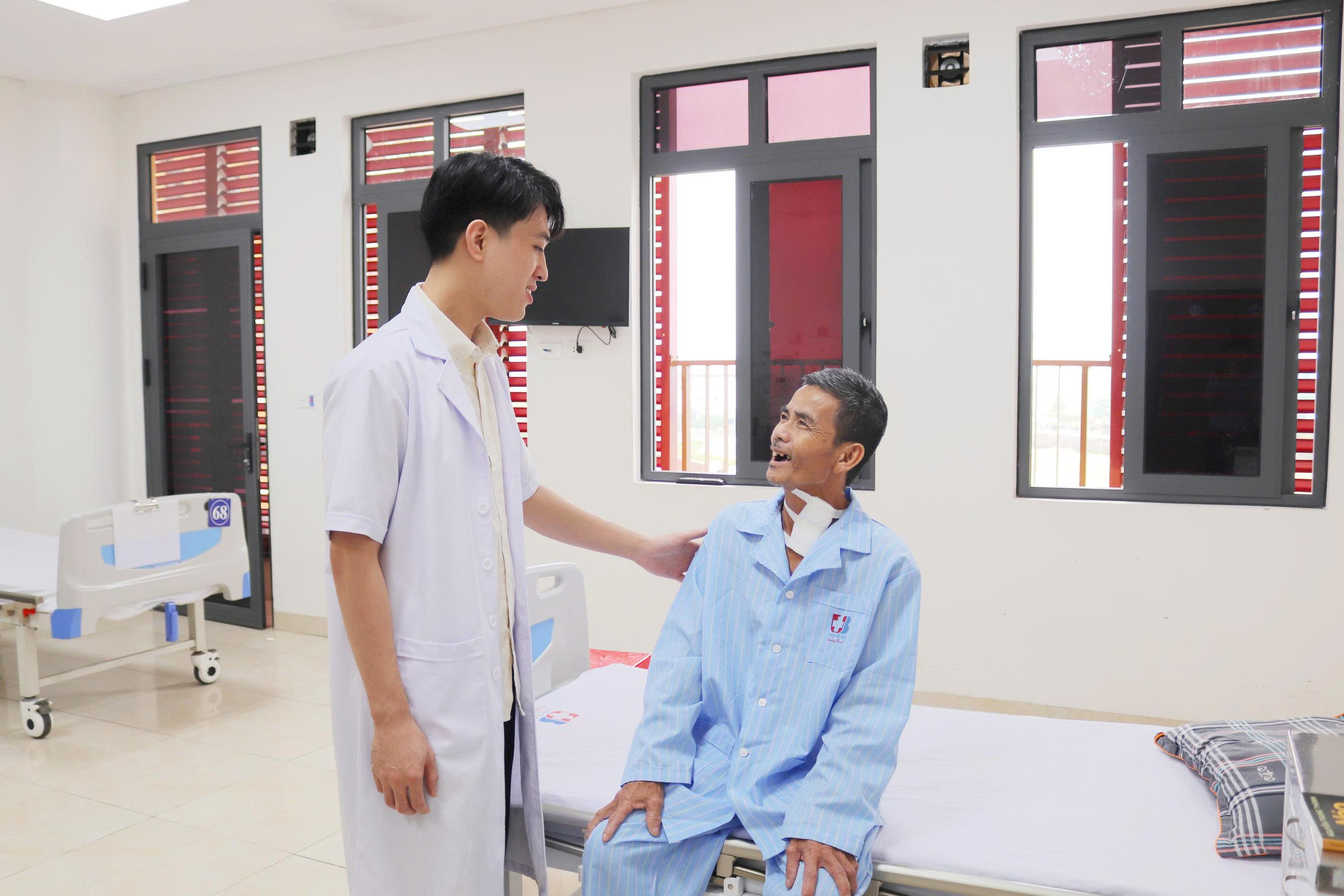 Phẫu thuật nội soi thành công cho bệnh nhân 64 tuổi cùng mắc hai loại ung thư khó- Ảnh 3. Phẫu thuật nội soi thành công cho bệnh nhân 64 tuổi cùng mắc hai loại ung thư khó- Ảnh 3.