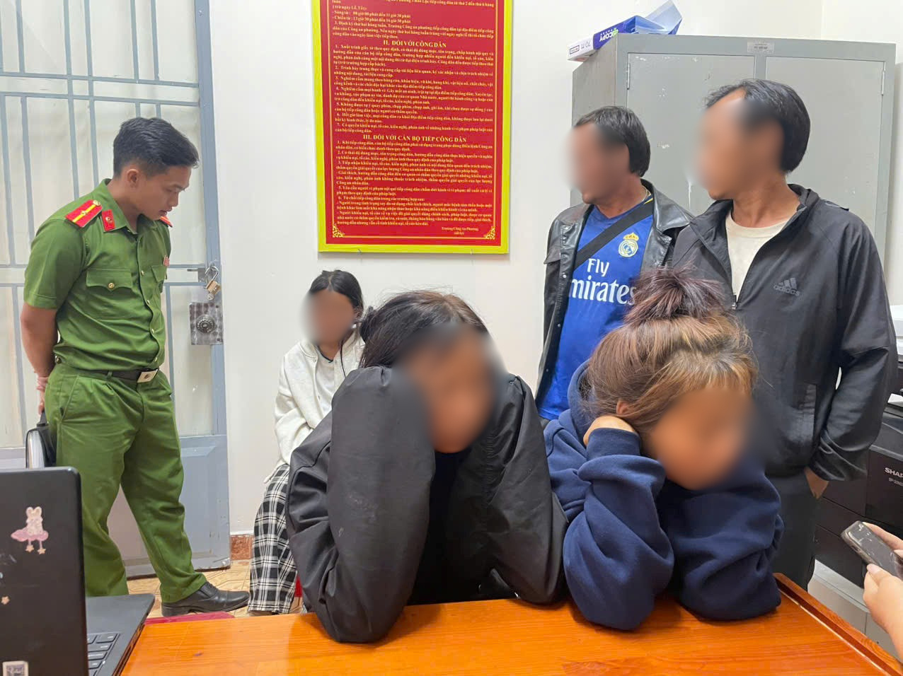 Ngăn chặn kịp thời 9 thiếu niên vào TPHCM tìm 'việc nhẹ lương cao'- Ảnh 1. Ngăn chặn kịp thời 9 thiếu niên vào TPHCM tìm 'việc nhẹ lương cao'- Ảnh 1.