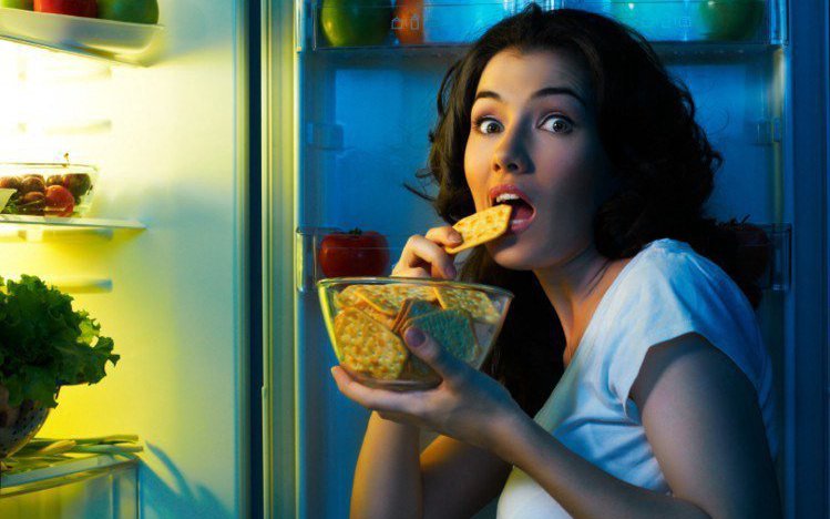 4 điều có thể xảy ra với hệ tiêu hóa khi ăn tối muộn