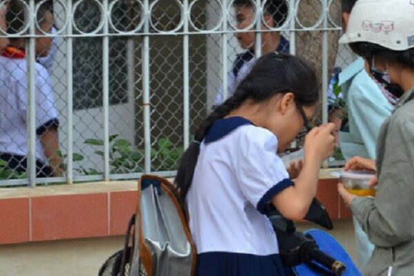 Lịch học kín ngày, trẻ ăn như thế nào để đủ năng lượng?