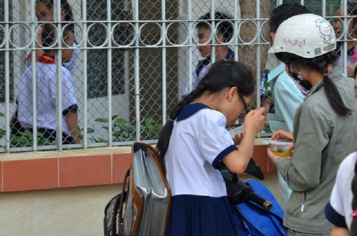 an-voi-di-hoc-them-17766742110761687713194 Lịch học kín ngày, trẻ ăn như thế nào để đủ năng lượng?- Ảnh 1.