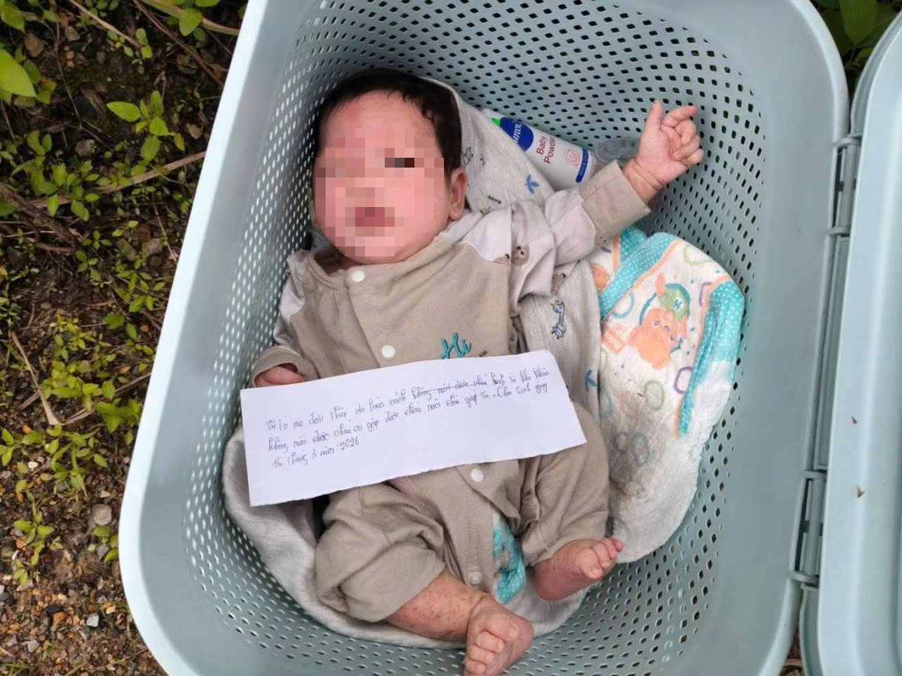 Quảng Ninh: Bé trai 7 tuần tuổi bị bỏ rơi kèm lá thư nhờ nuôi giúp- Ảnh 1. Quảng Ninh: Bé trai 7 tuần tuổi bị bỏ rơi kèm lá thư nhờ nuôi giúp- Ảnh 1.