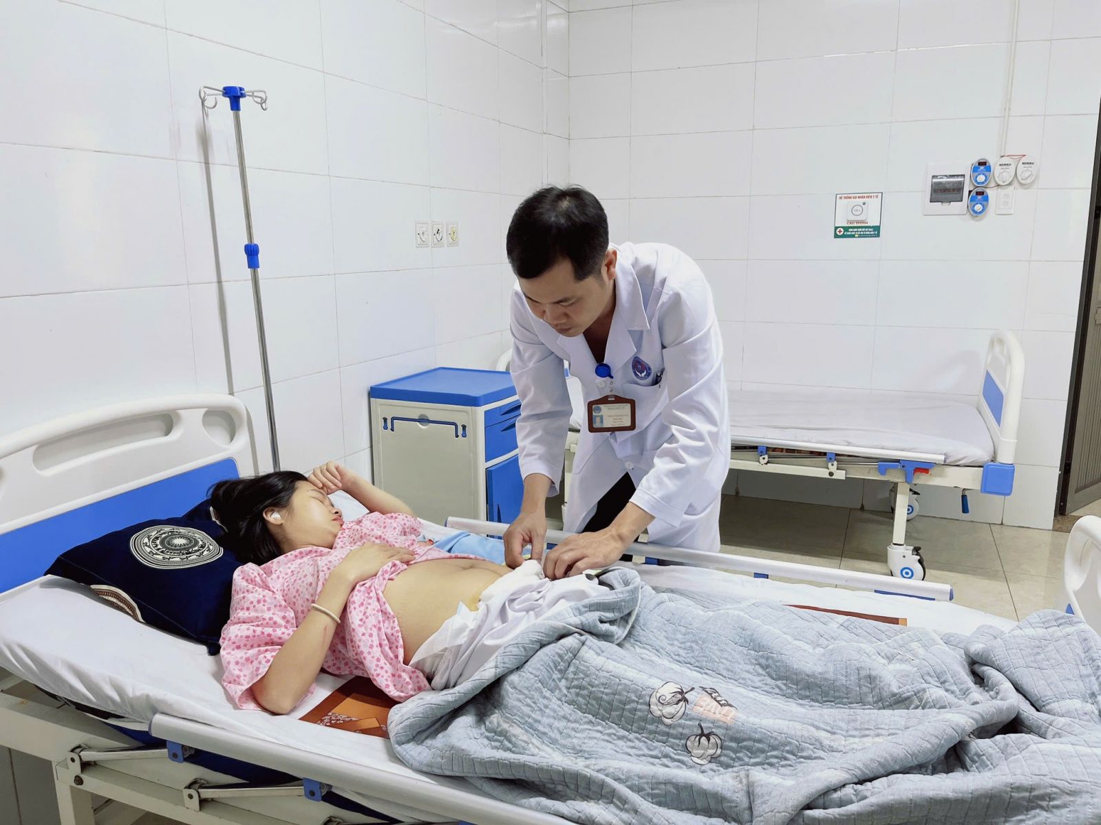 Báo động đỏ toàn viện cứu mẹ con sản phụ- Ảnh 1. Báo động đỏ toàn viện cứu mẹ con sản phụ- Ảnh 1.