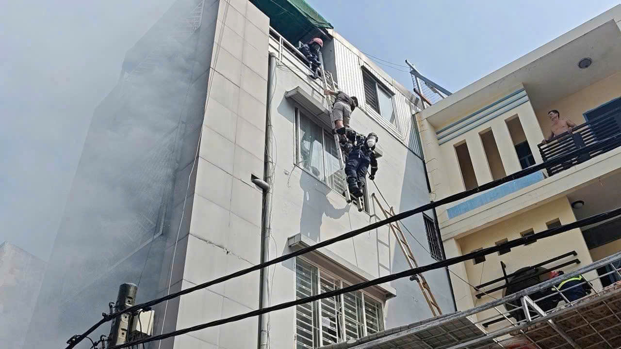 Cảnh sát kịp thời cứu nạn nhân trong vụ cháy nhà 5 tầng ở TPHCM- Ảnh 1. Cảnh sát kịp thời cứu nạn nhân trong vụ cháy nhà 5 tầng ở TPHCM- Ảnh 1.