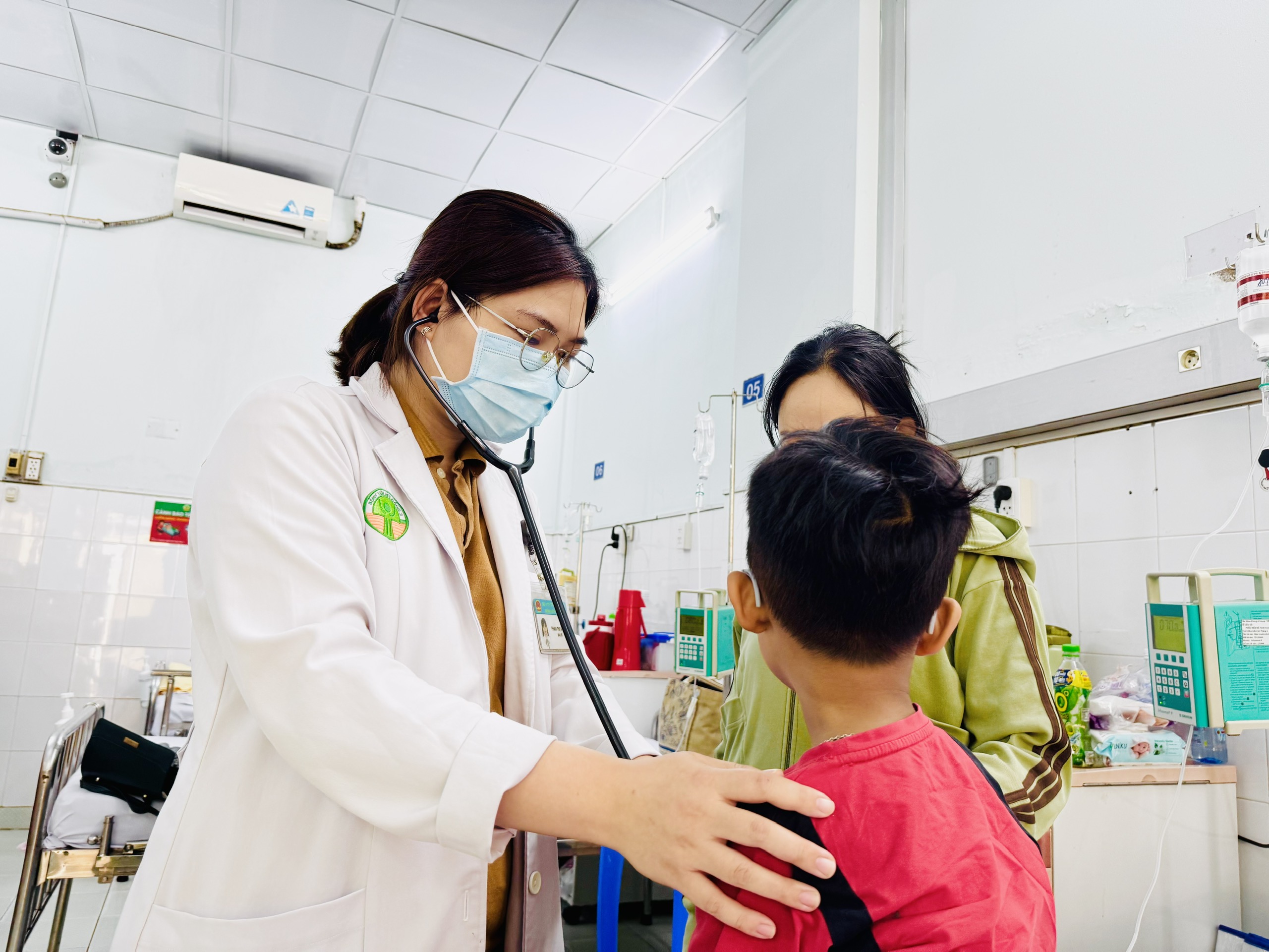 Truy xuất nguồn thực phẩm sau vụ 46 người nghi ngộ độc tại Trường TH Đặng Thuỳ Trâm- Ảnh 1. Truy xuất nguồn thực phẩm sau vụ 46 người nghi ngộ độc tại Trường TH Đặng Thuỳ Trâm- Ảnh 1.