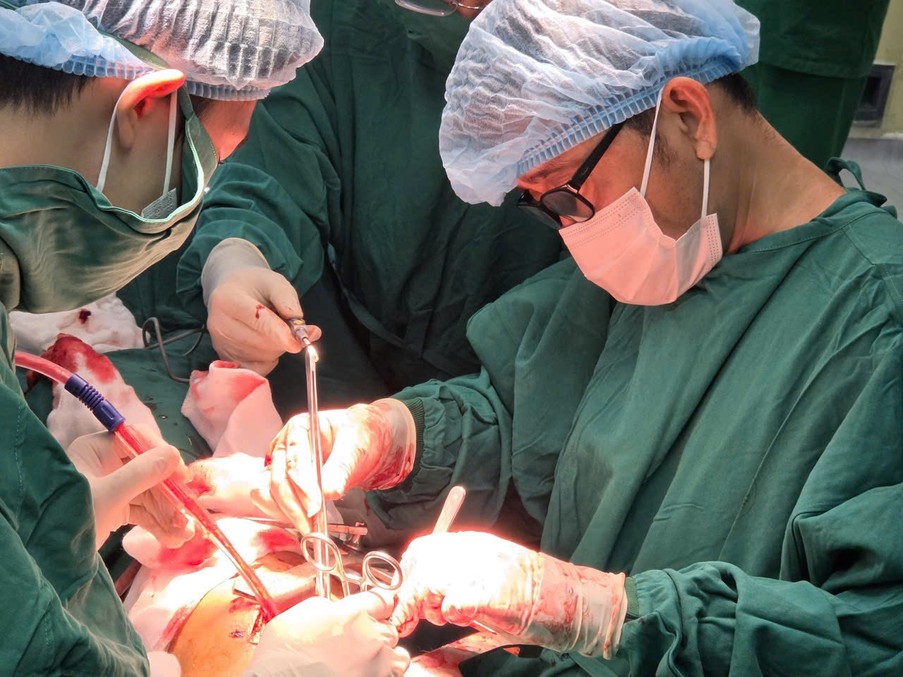 Nam thanh niên bị đứt động mạch cổ được cứu sống ngoạn mục- Ảnh 1. Nam thanh niên bị đứt động mạch cổ được cứu sống ngoạn mục- Ảnh 1.