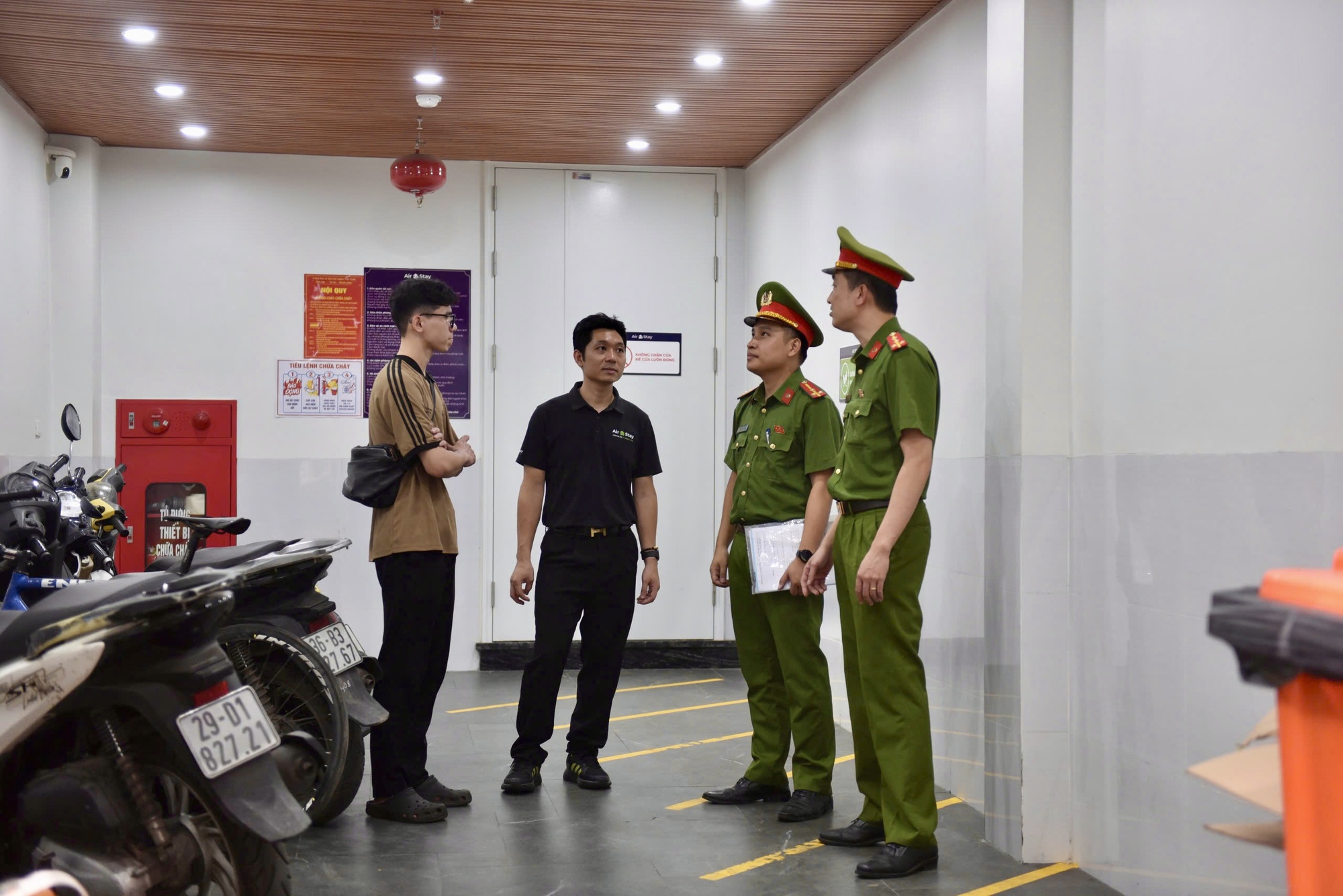 Kiểm tra 1.711 nhà trọ: Lộ hàng loạt bất cập về lối thoát hiểm, thiết bị chữa cháy- Ảnh 2. Kiểm tra 1.711 nhà trọ: Lộ hàng loạt bất cập về lối thoát hiểm, thiết bị chữa cháy- Ảnh 2.
