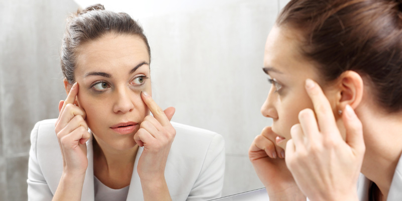 Vì sao chỉ bôi kem dưỡng mắt là chưa đủ để xóa quầng thâm và bọng mắt?- Ảnh 1. Vì sao chỉ bôi kem dưỡng mắt là chưa đủ để xóa quầng thâm và bọng mắt?- Ảnh 1.