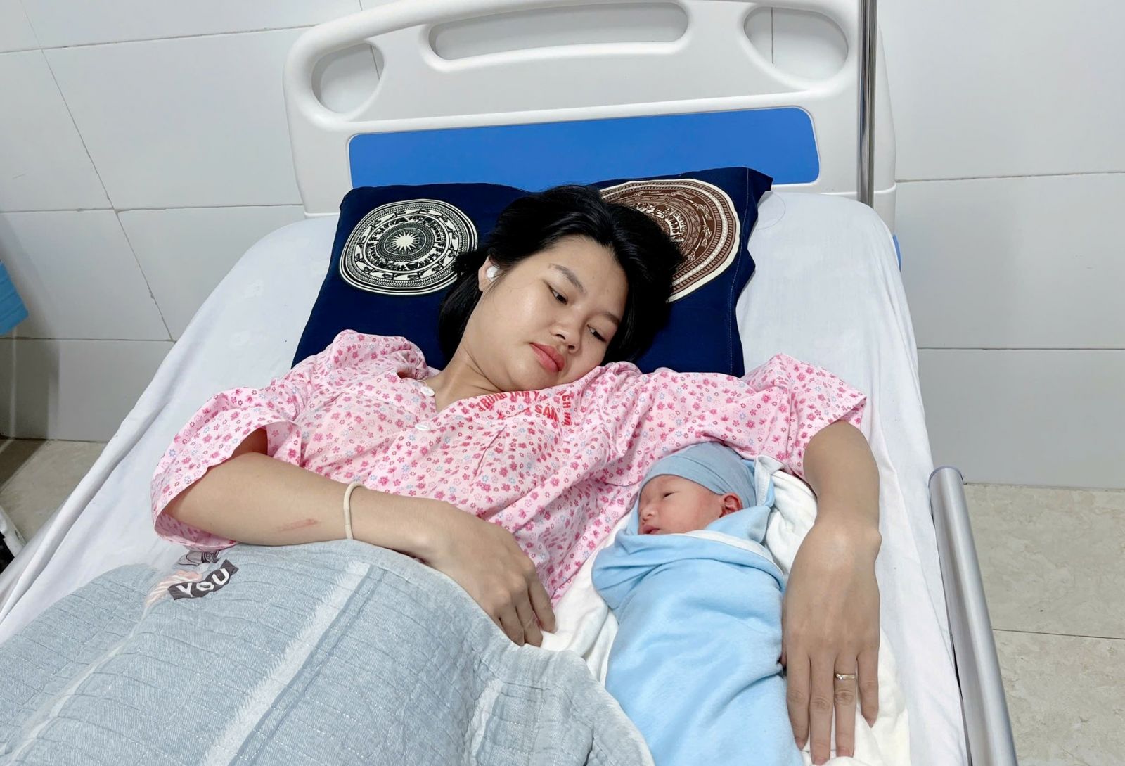 Báo động đỏ toàn viện cứu mẹ con sản phụ- Ảnh 2. Báo động đỏ toàn viện cứu mẹ con sản phụ- Ảnh 2.