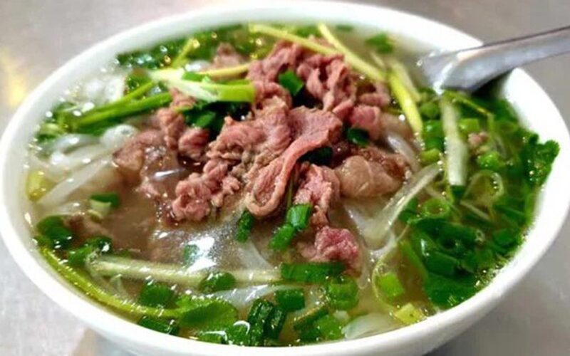 Lợi ích khi ăn phở bò tái, cách ăn tốt và an toàn cho sức khỏe
