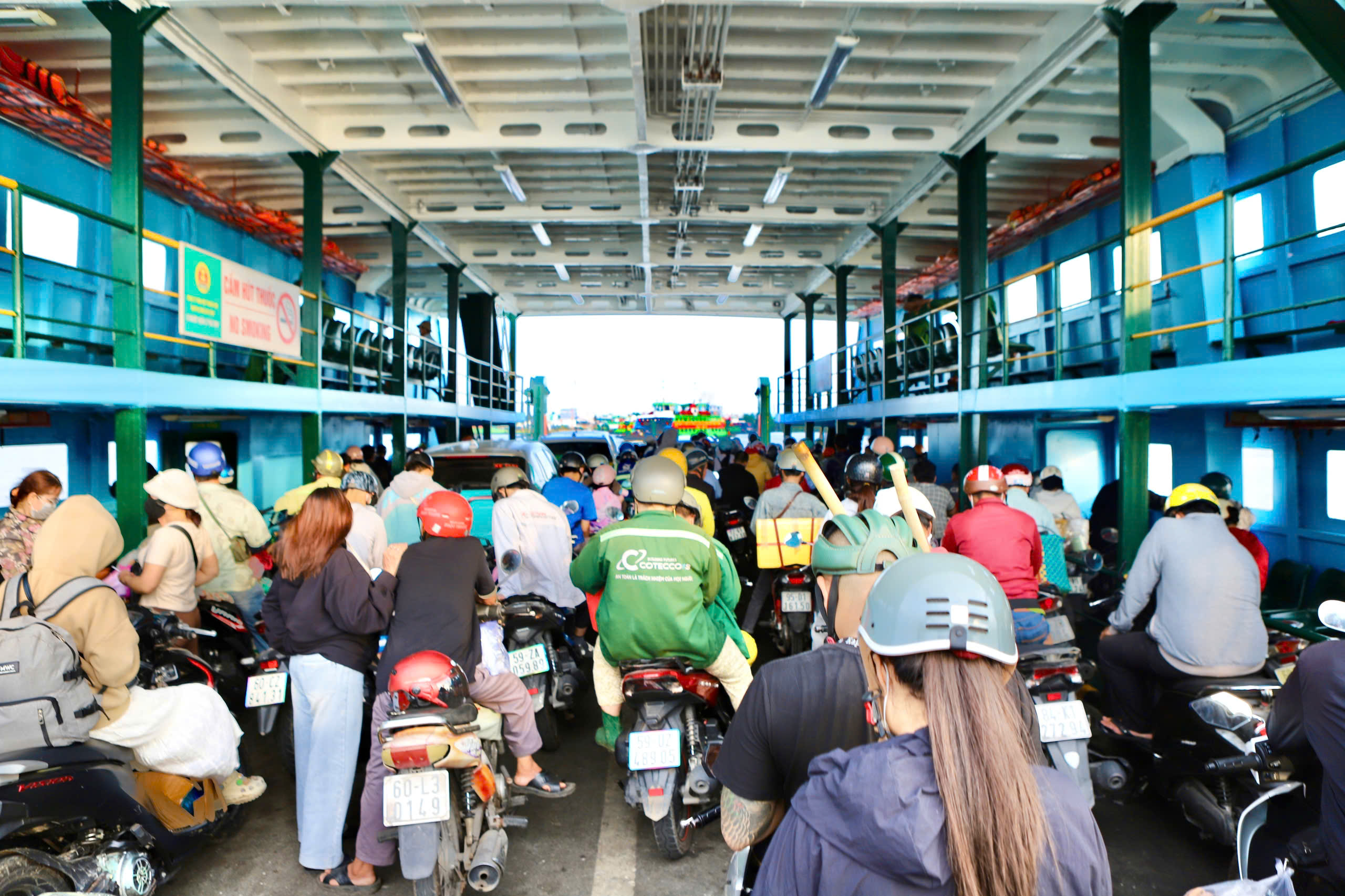 Phà Cát Lái ùn ứ khi người dân quay lại TPHCM sau kỳ nghỉ lễ 30/4 – 1/5- Ảnh 7. Phà Cát Lái ùn ứ khi người dân quay lại TPHCM sau kỳ nghỉ lễ 30/4 – 1/5- Ảnh 7.